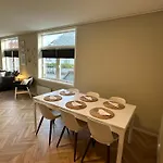Modern Central Apartment Apt 105